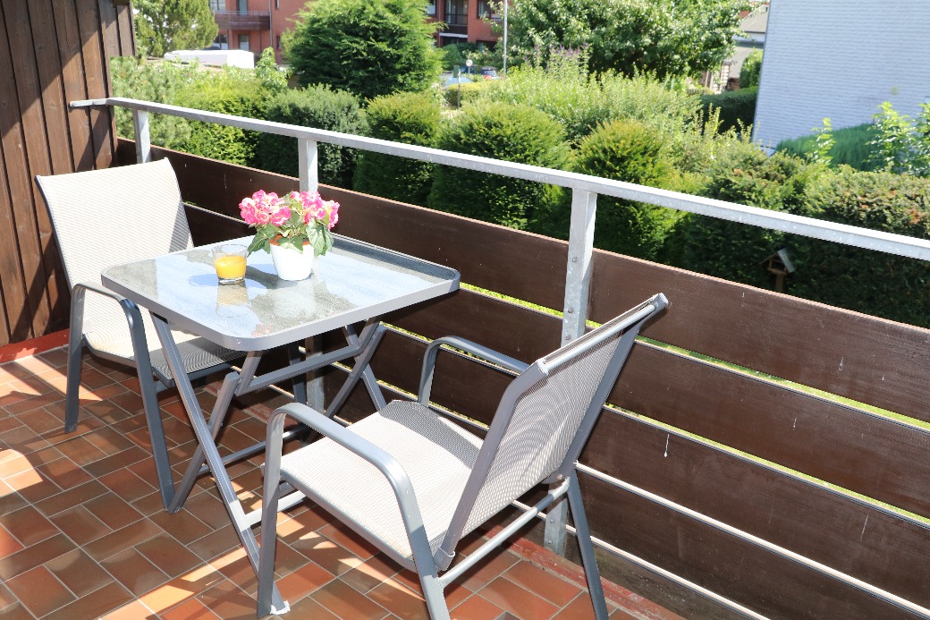 Balkon von Haus Henning mit Blick ins Grüne und Sitzgruppe.