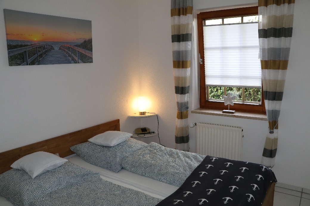 Schlafzimmer im Haus Henning mit einem Doppelbett.